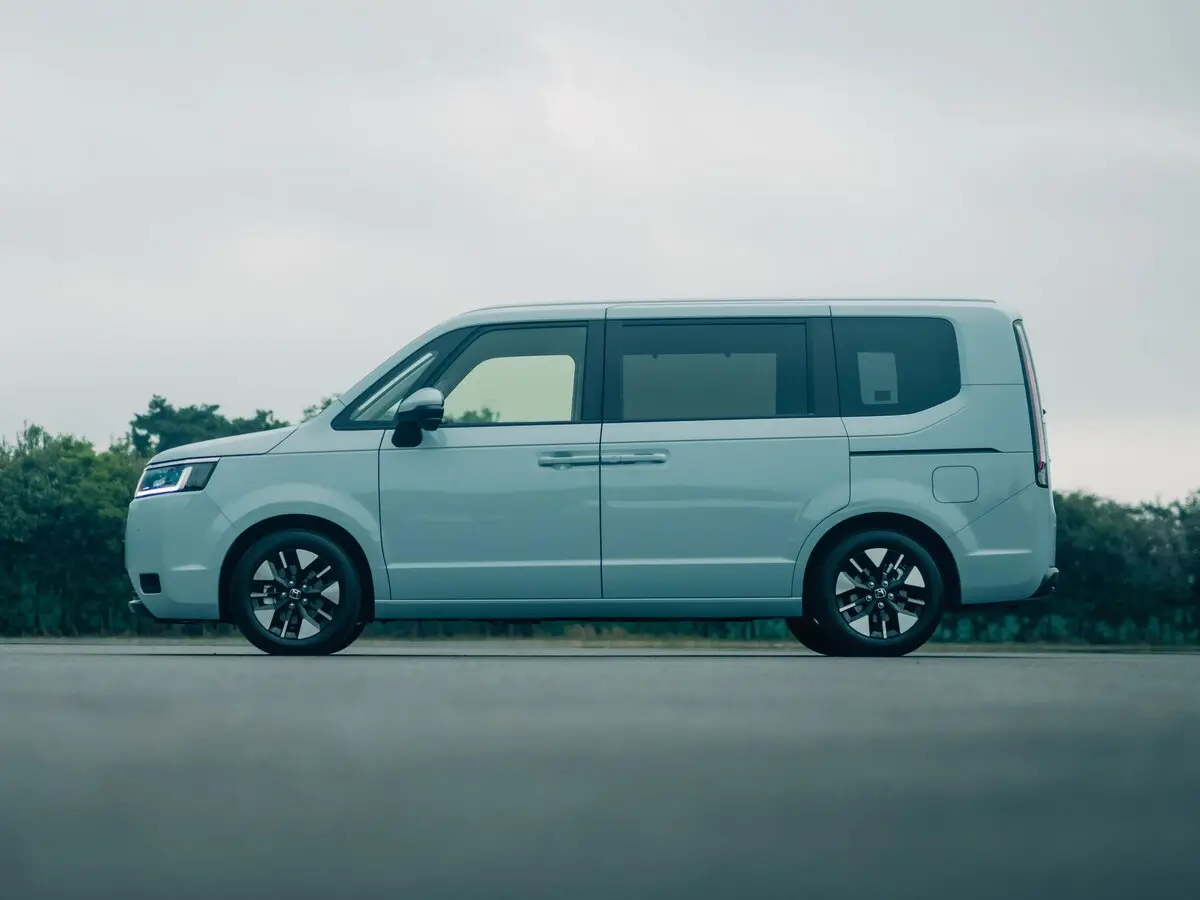 Honda Stepwgn VI Минивэн Spada — фото 2