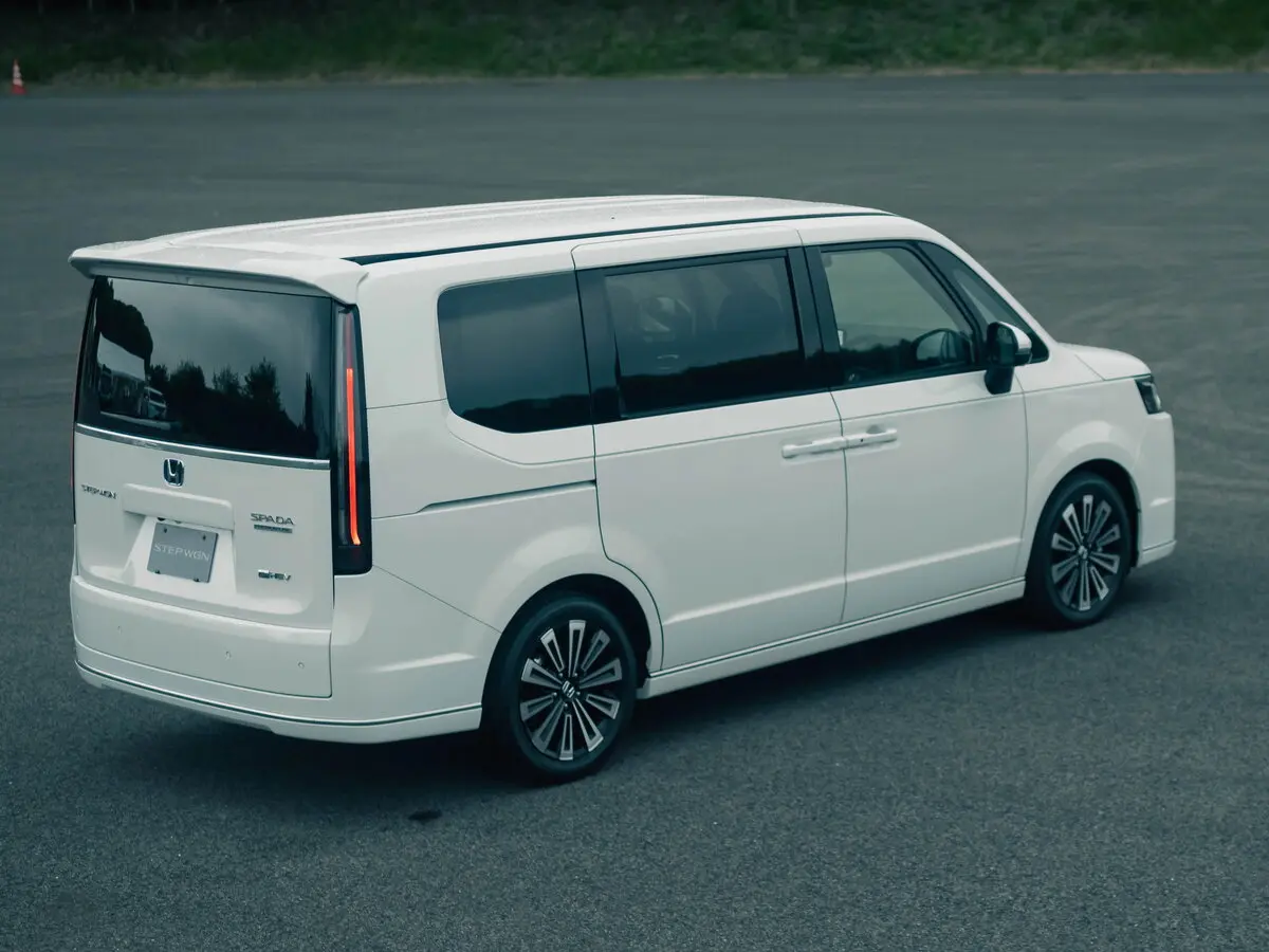 Honda Stepwgn VI Минивэн Spada — фото 3