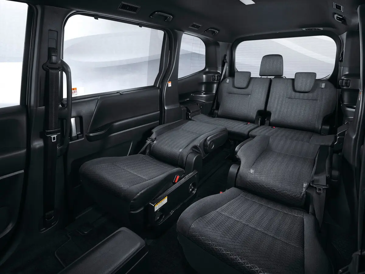 Toyota Voxy IV (R90) Минивэн — фото 7