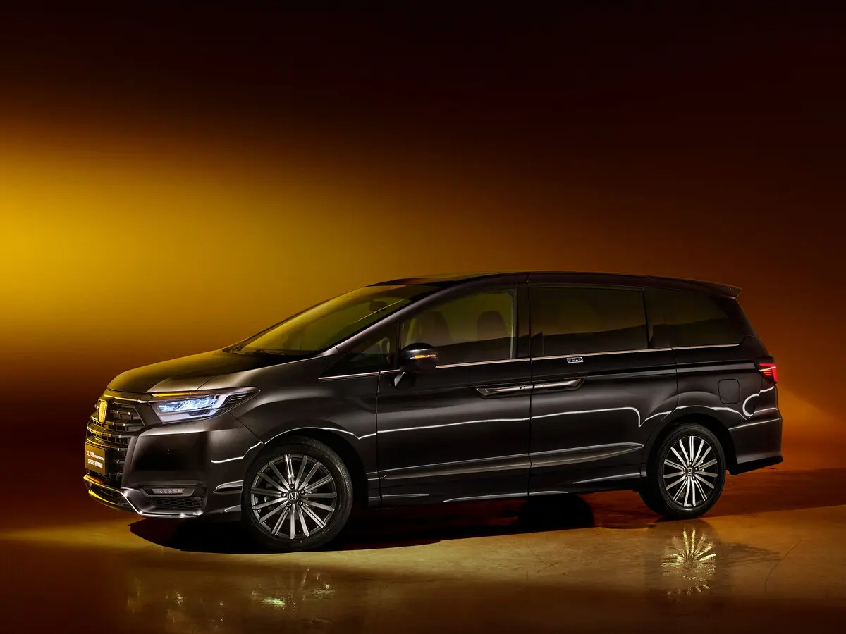 Honda Elysion II Рестайлинг 2 Минивэн — фото 2