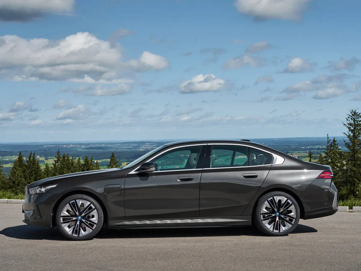 BMW 5 серии VIII (G60/G61/G68) Седан — фото 2