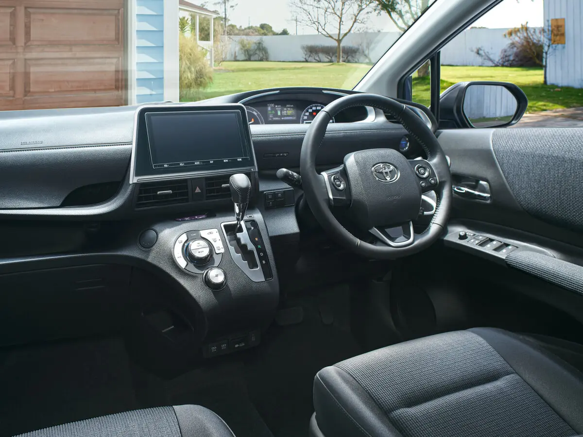 Toyota Sienta II Рестайлинг Компактвэн — фото 4