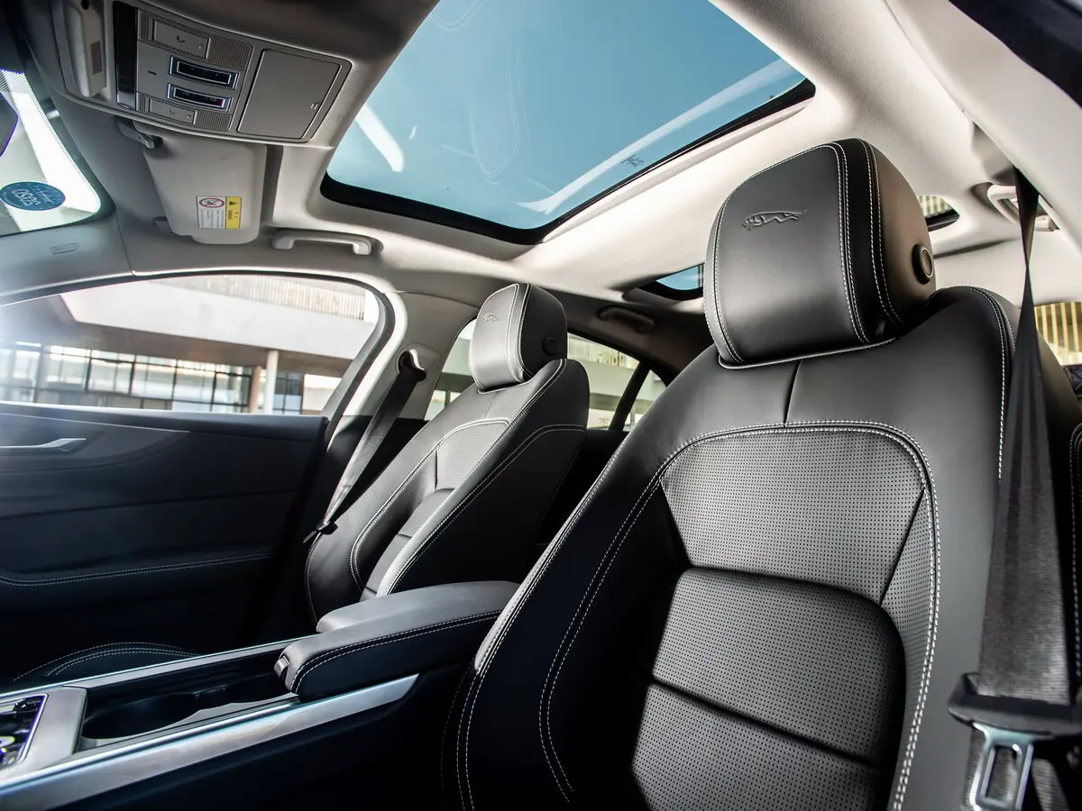 Jaguar XE I Рестайлинг Седан L — сүрөт 12