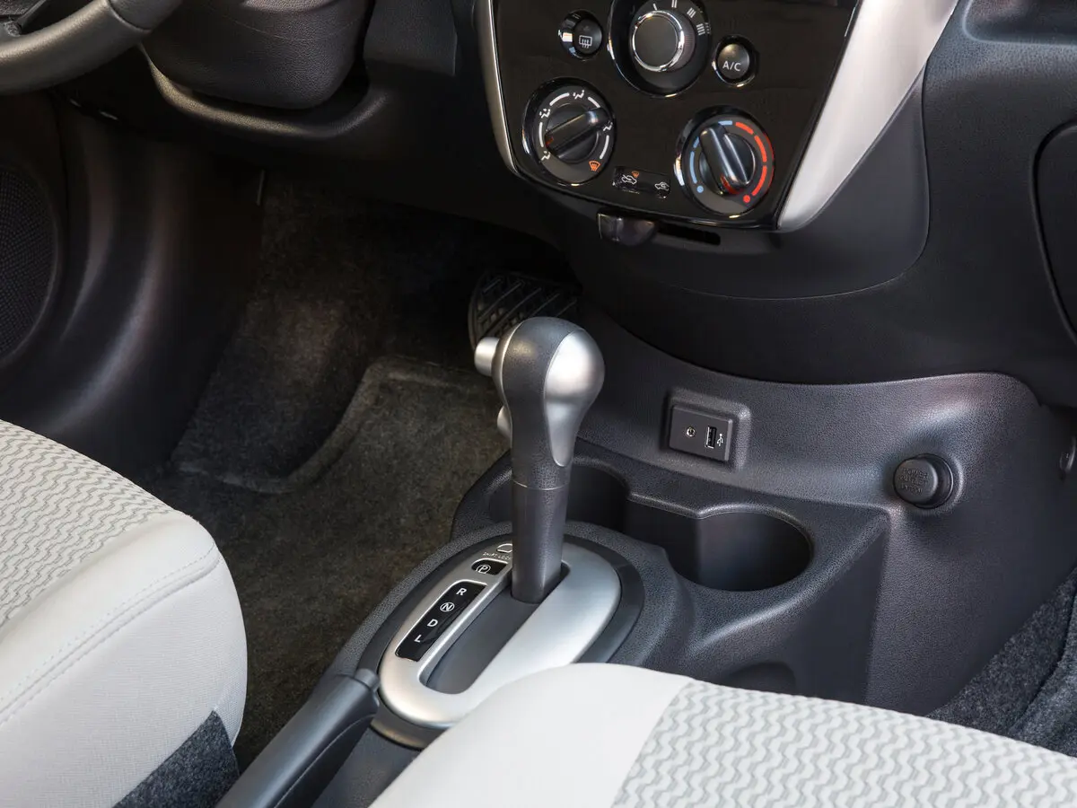Nissan Versa Note I Рестайлинг Хэтчбек 5 дв. — сүрөт 10