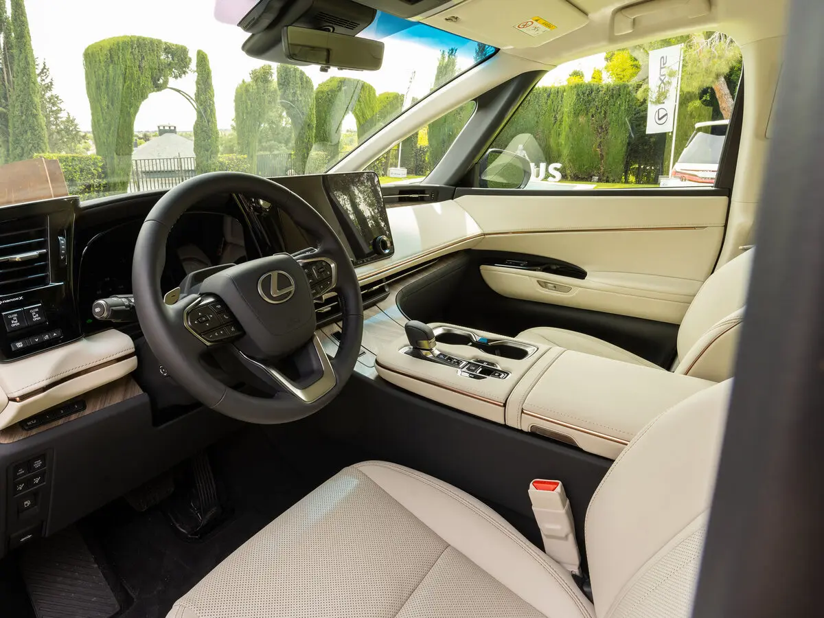 Lexus LM II Минивэн — photo 5