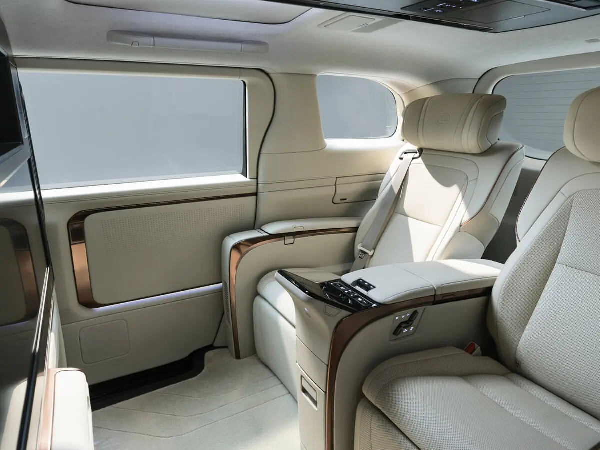 Lexus LM II Минивэн — photo 6