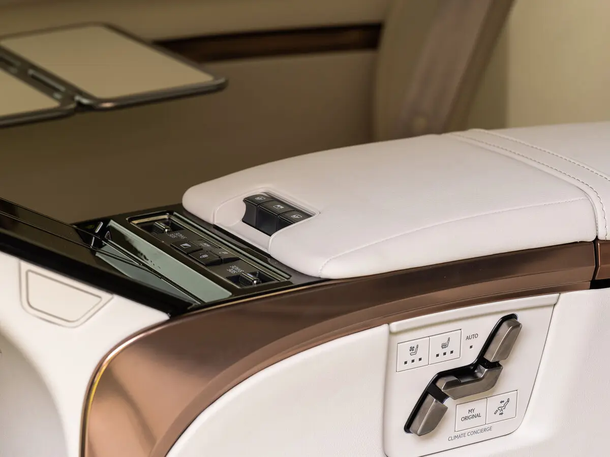 Lexus LM II Минивэн — photo 8