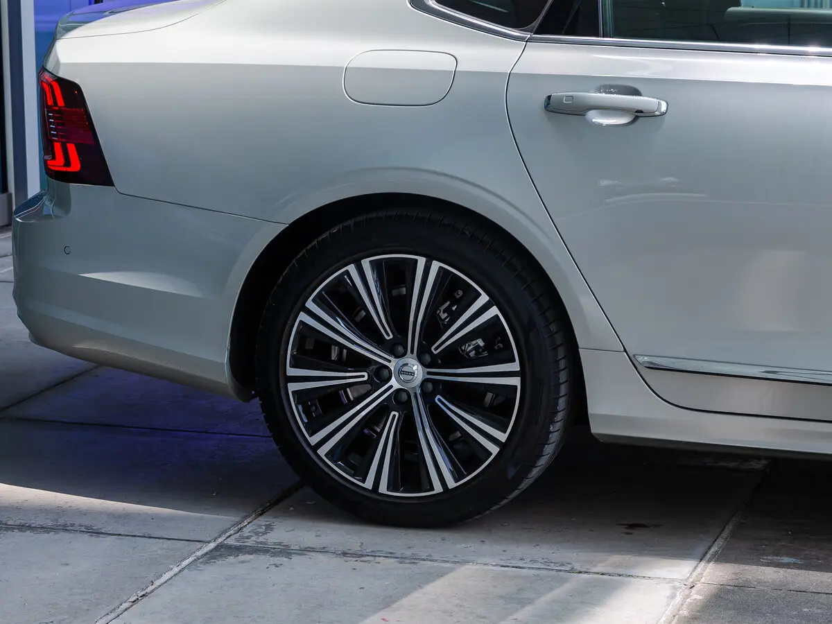 Volvo S90 II Рестайлинг Седан Long — 照片 11