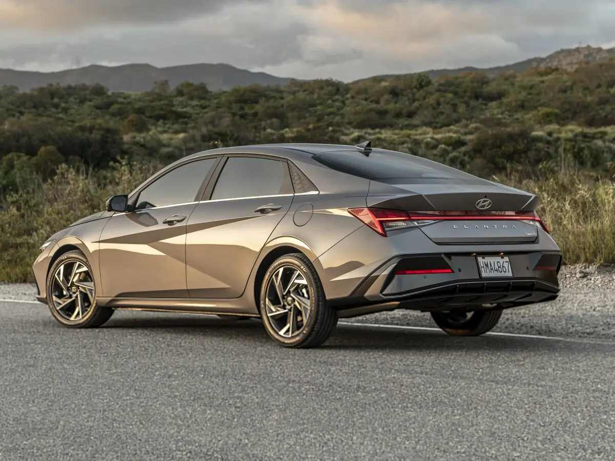 Hyundai Elantra VII (CN7) Рестайлинг Седан — сүрөт 4