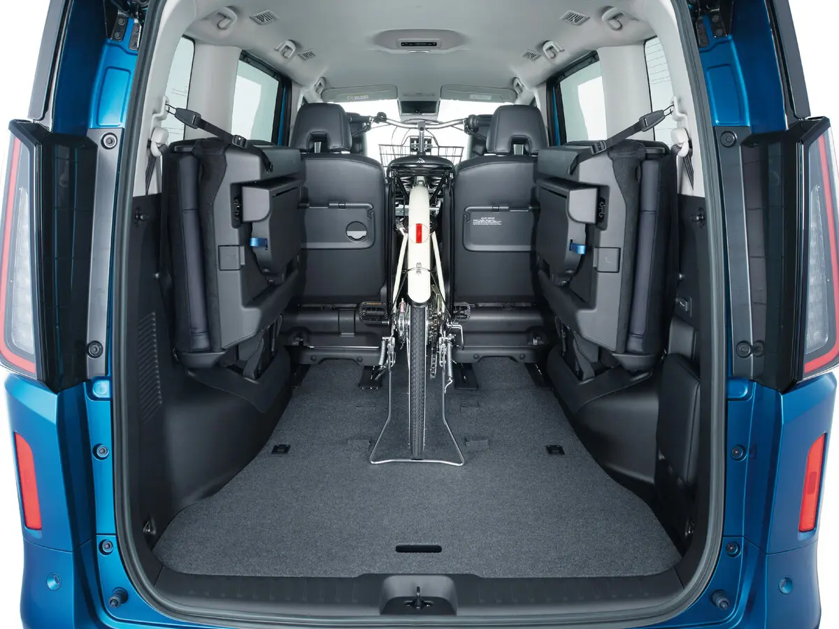 Nissan Serena VI (C28) Минивэн — фото 8