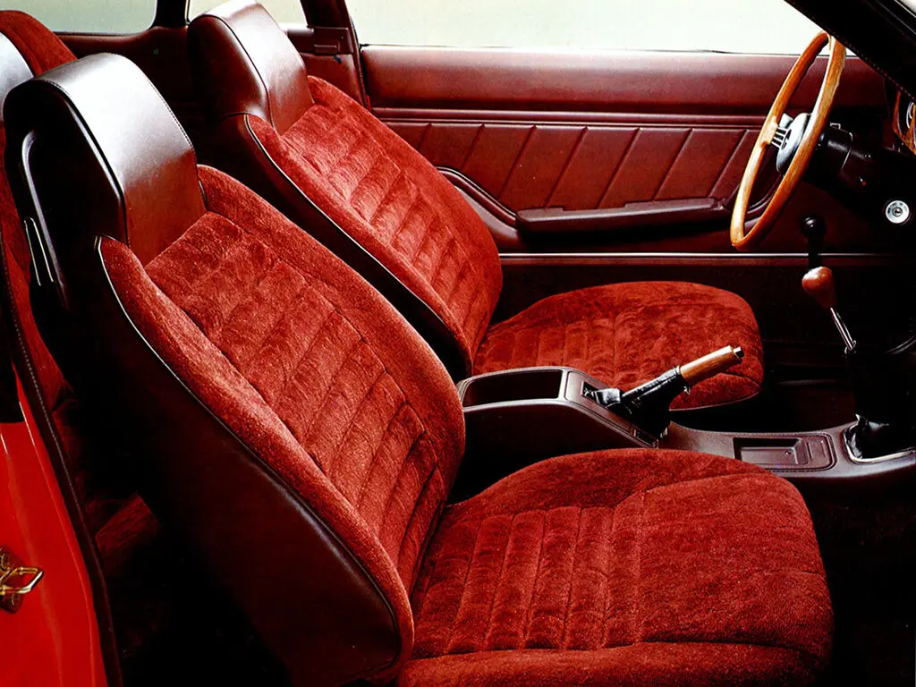 Mazda 121 CD Фастбек — 照片 2