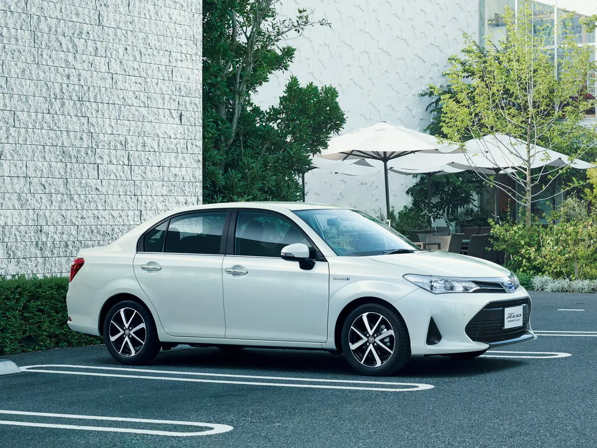 Toyota Corolla XI (E160, E170) Рестайлинг 2 Седан Axio — фото 2