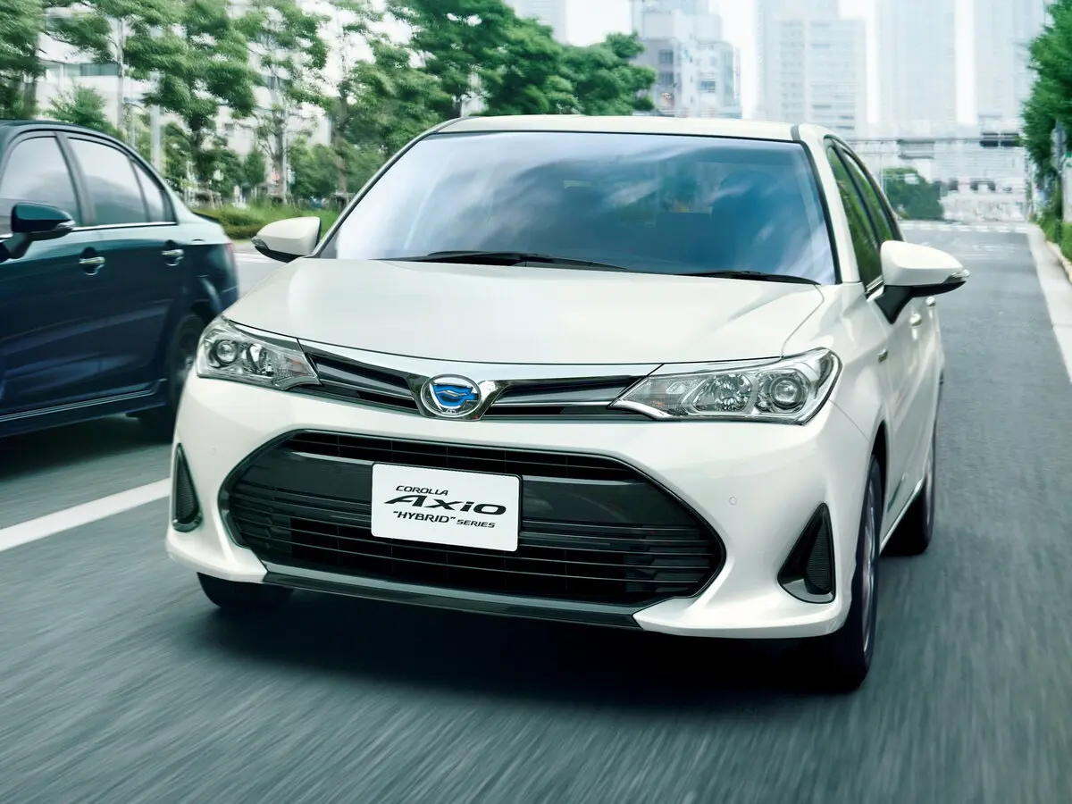 Toyota Corolla XI (E160, E170) Рестайлинг 2 Седан Axio — фото 3