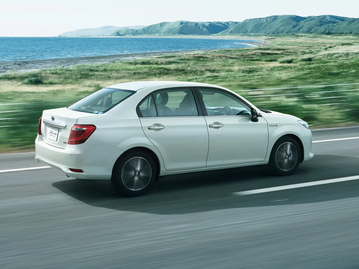 Toyota Corolla XI (E160, E170) Рестайлинг 2 Седан Axio — фото 4