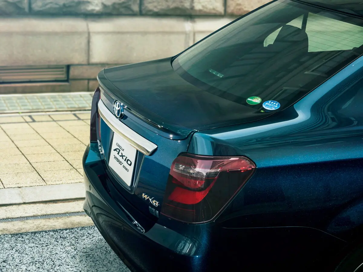 Toyota Corolla XI (E160, E170) Рестайлинг 2 Седан Axio — фото 8