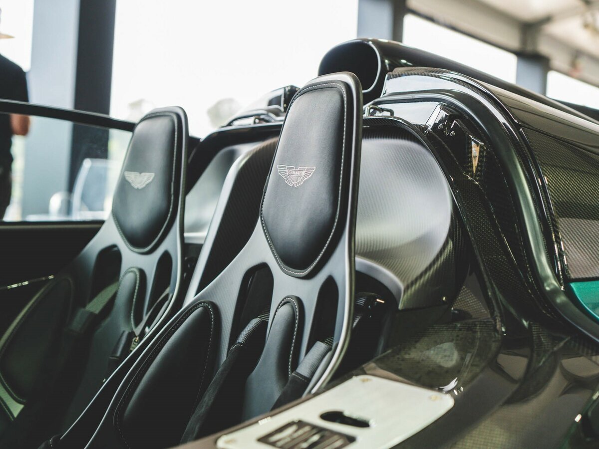 Aston Martin Valkyrie 2021 – 2024 Родстер Spider — фото 5