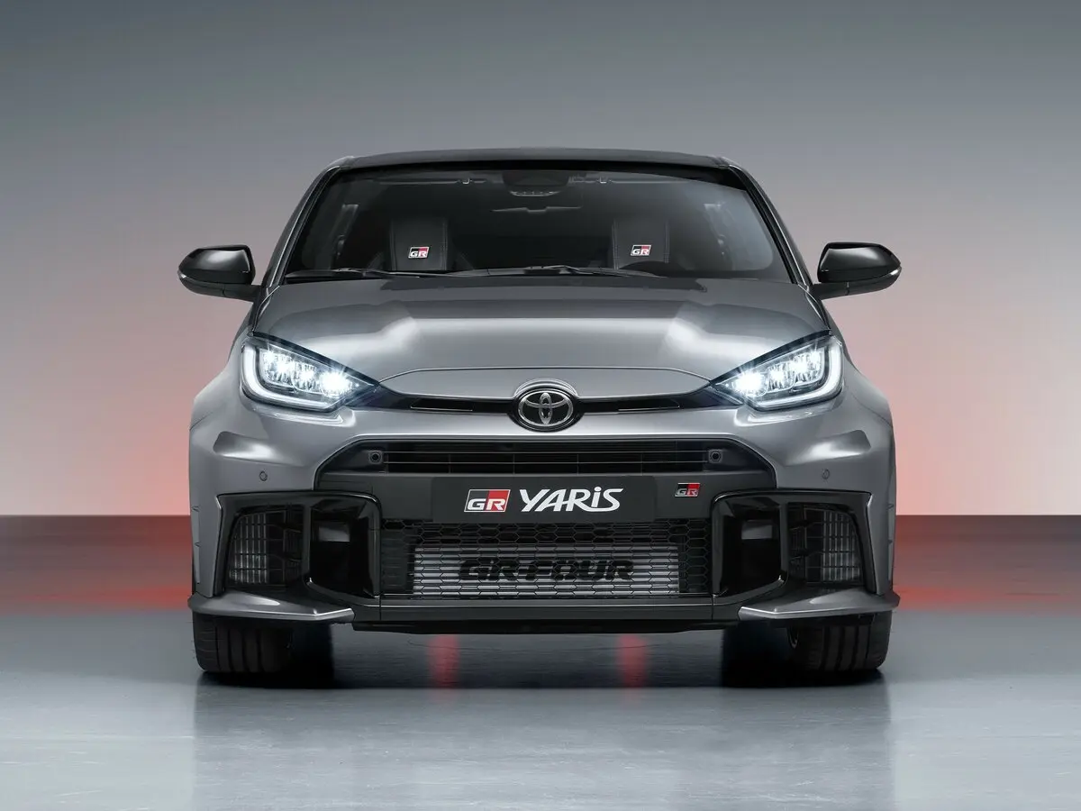 Toyota Yaris IV Рестайлинг Хэтчбек 3 дв. GR — сүрөт 3