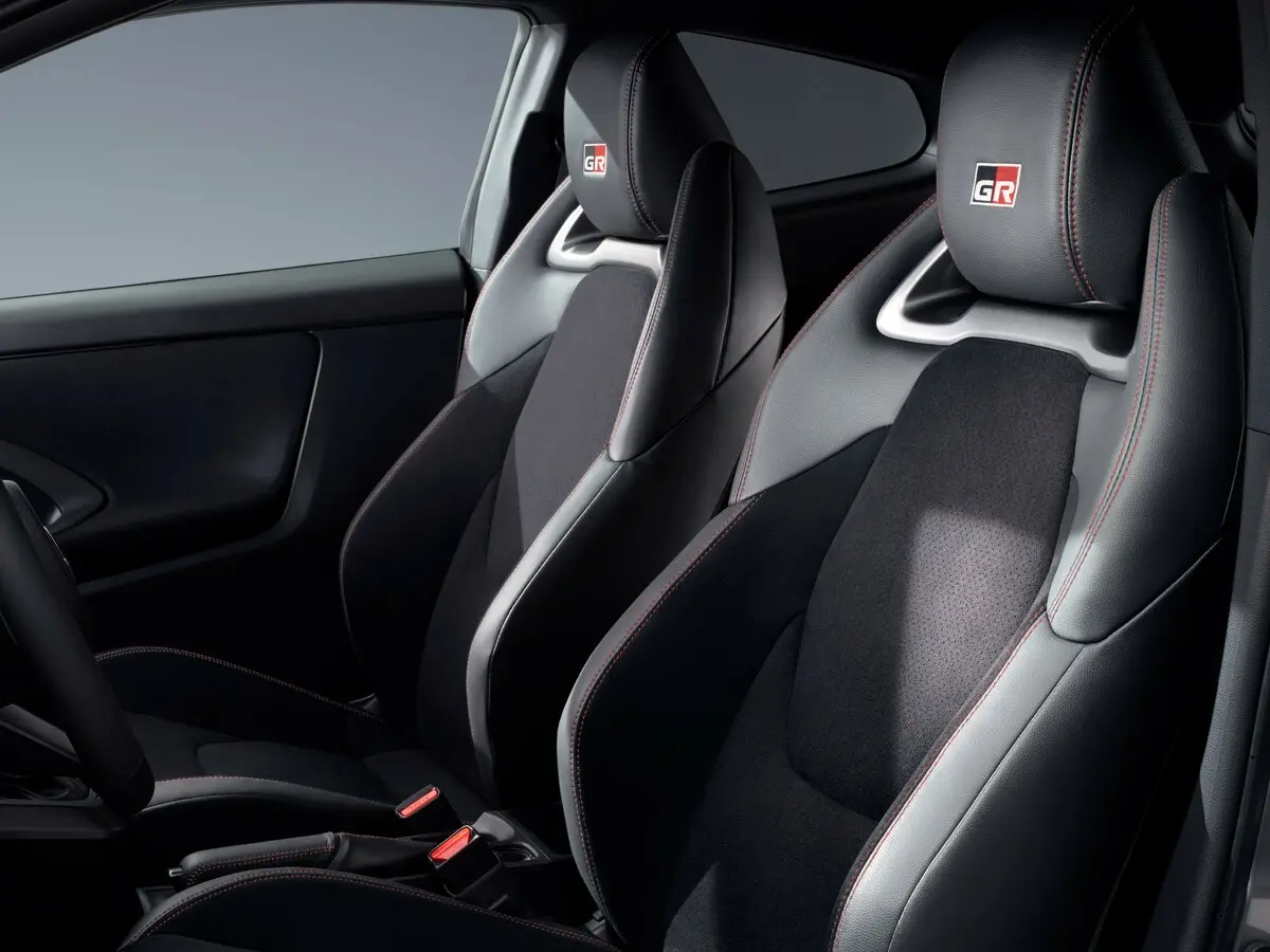 Toyota Yaris IV Рестайлинг Хэтчбек 3 дв. GR — сүрөт 12