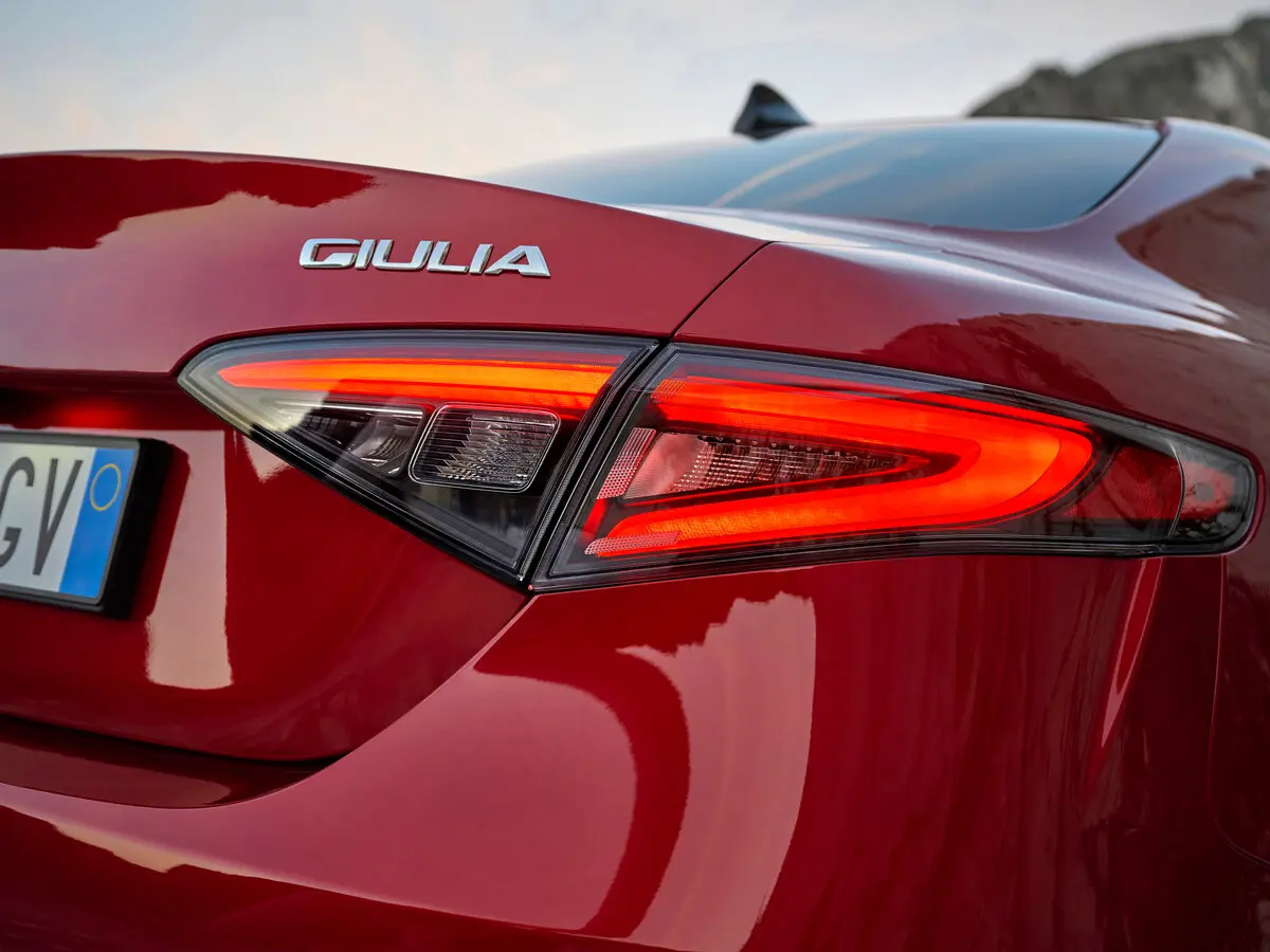 Alfa Romeo Giulia II (952) Рестайлинг 2 Седан — сүрөт 12