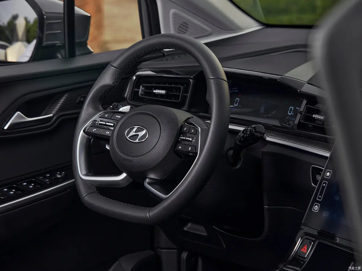 Hyundai Custin 2021 – н.в. Минивэн — photo 8