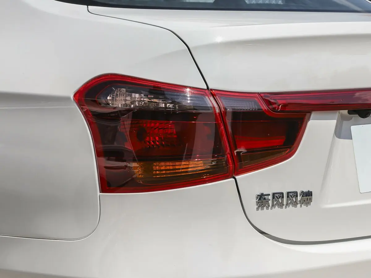 Dongfeng Aeolus E70 I (Pro) Рестайлинг Седан — 照片 6