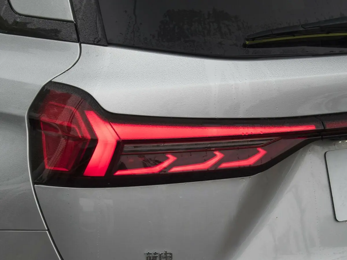 Dongfeng Fengon E5 I Внедорожник 5 дв. — сүрөт 9