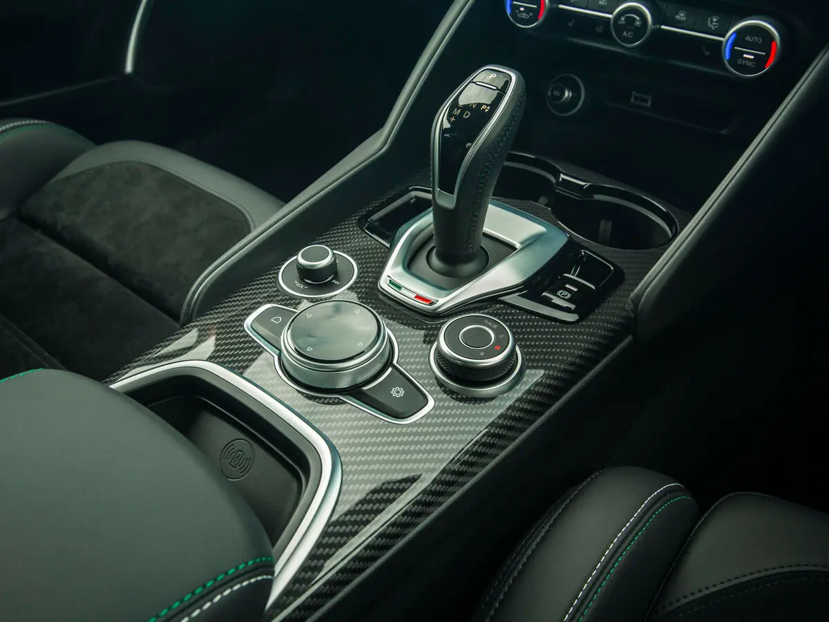 Alfa Romeo Giulia II (952) Рестайлинг Седан — сүрөт 12
