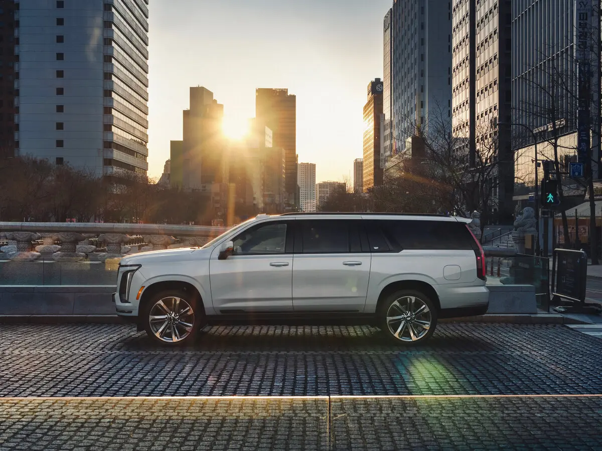 Cadillac Escalade V Рестайлинг Внедорожник 5 дв. ESV — сүрөт 3
