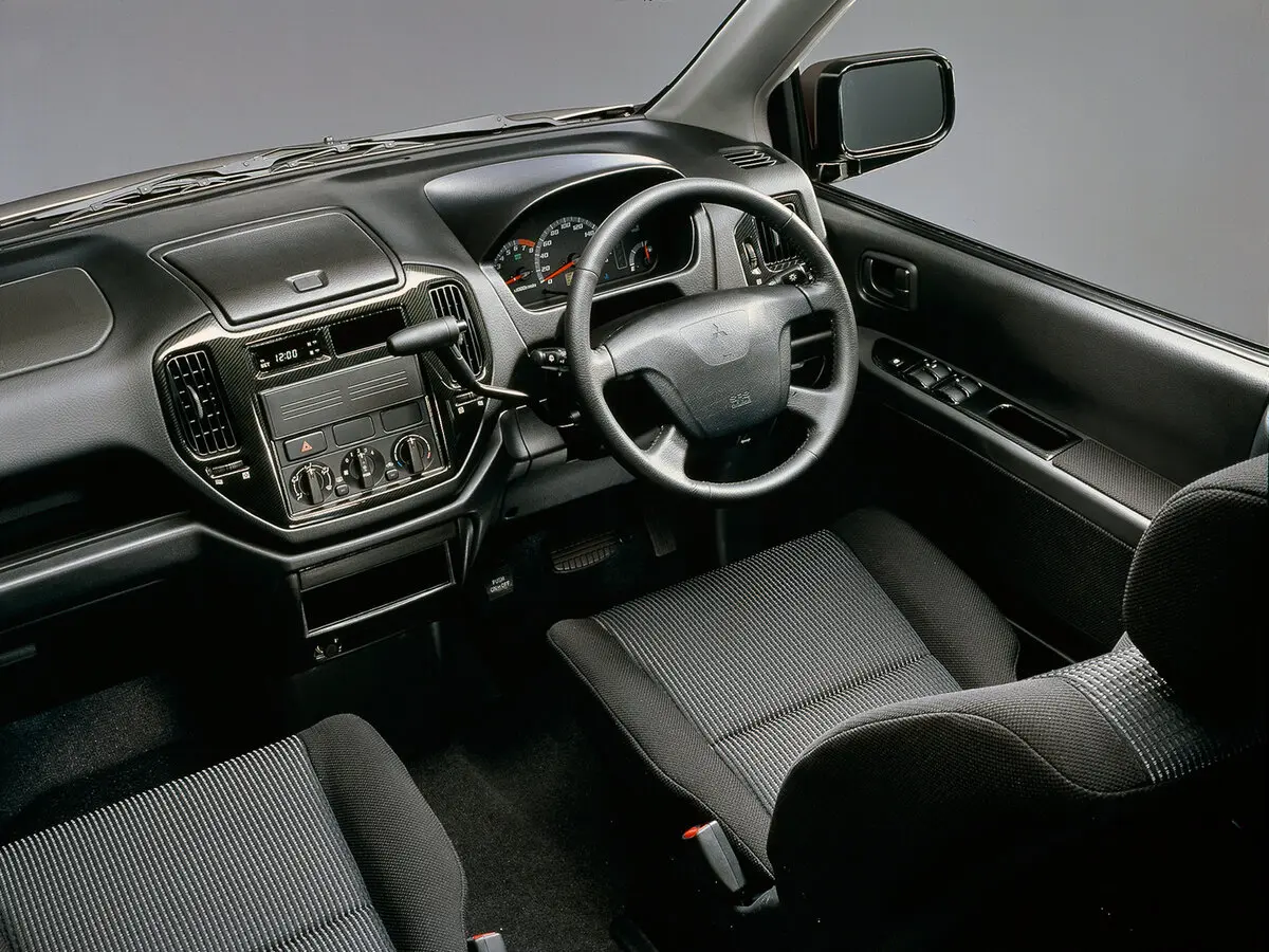 Mitsubishi Dingo I Рестайлинг Хэтчбек 5 дв. — 照片 3