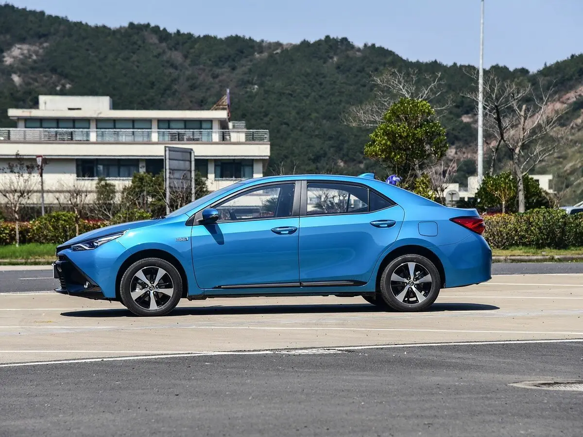 Toyota Levin XI (E170) Седан Hybrid — фото 2