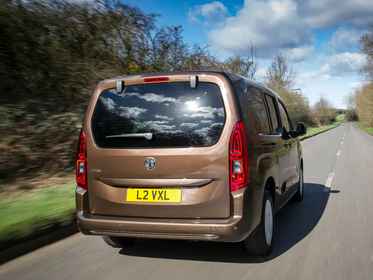 Vauxhall Combo E Компактвэн XL — photo 3