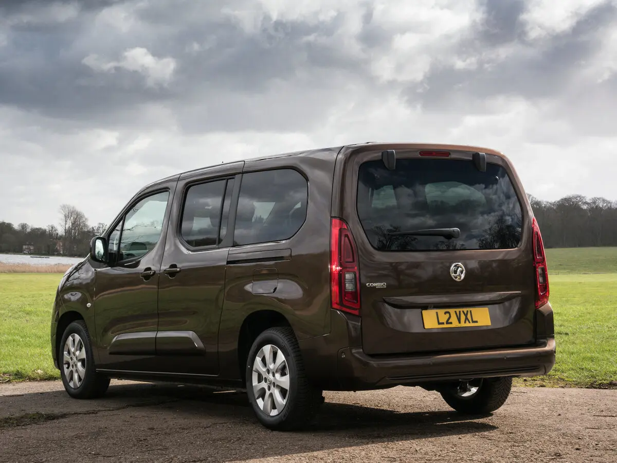 Vauxhall Combo E Компактвэн XL — photo 4