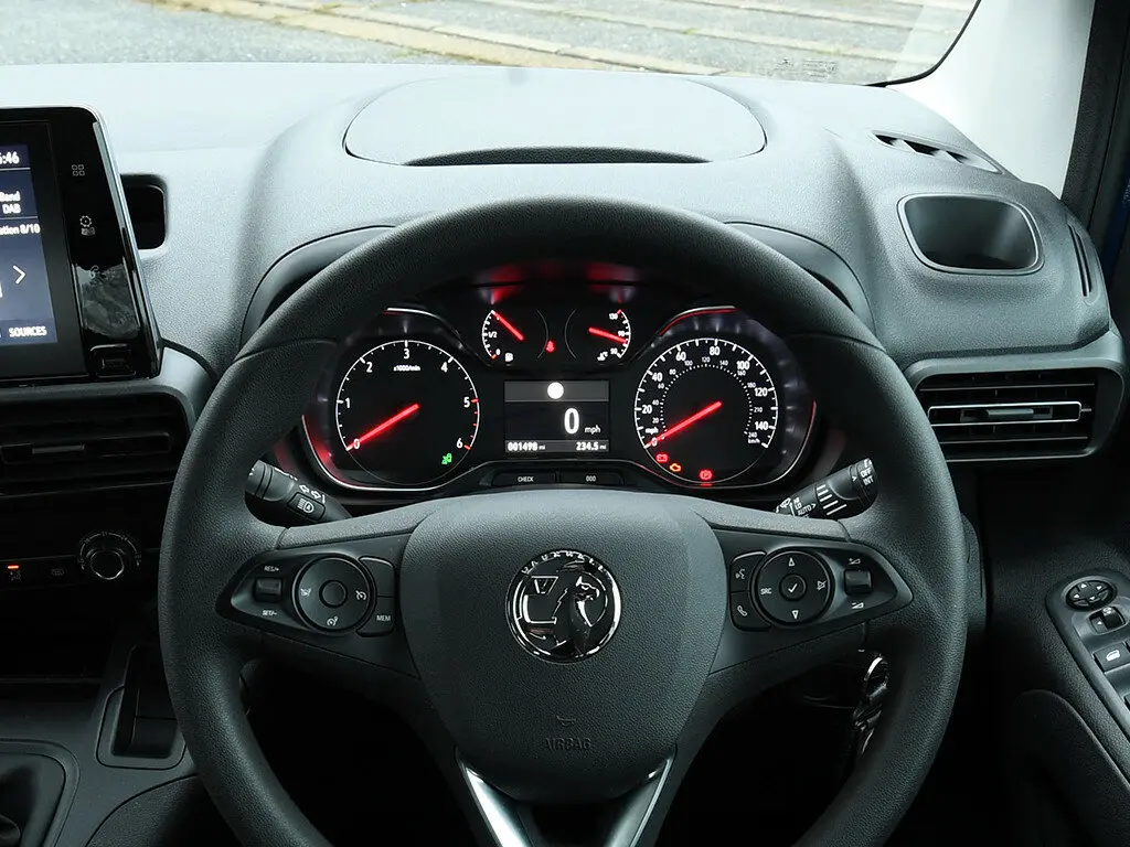 Vauxhall Combo E Компактвэн XL — photo 7