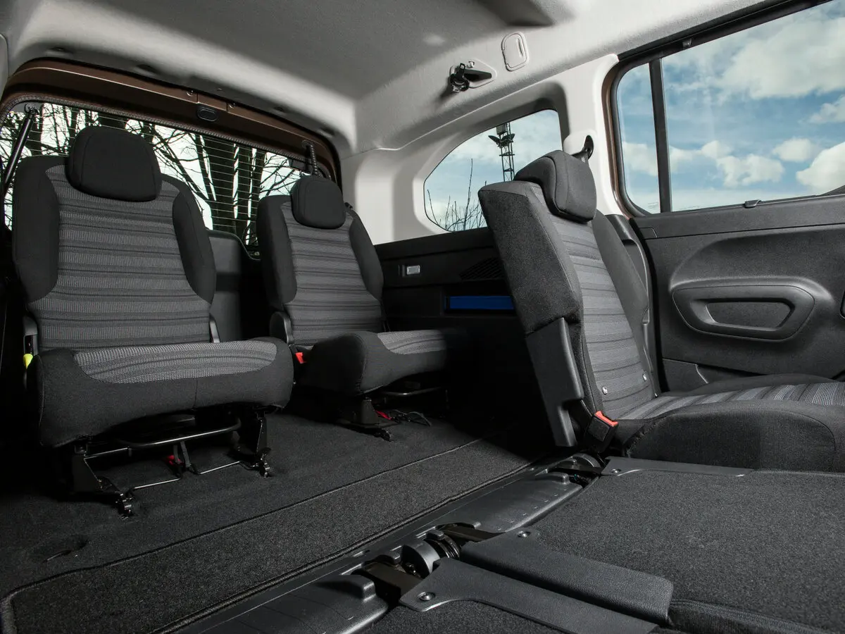 Vauxhall Combo E Компактвэн XL — photo 10