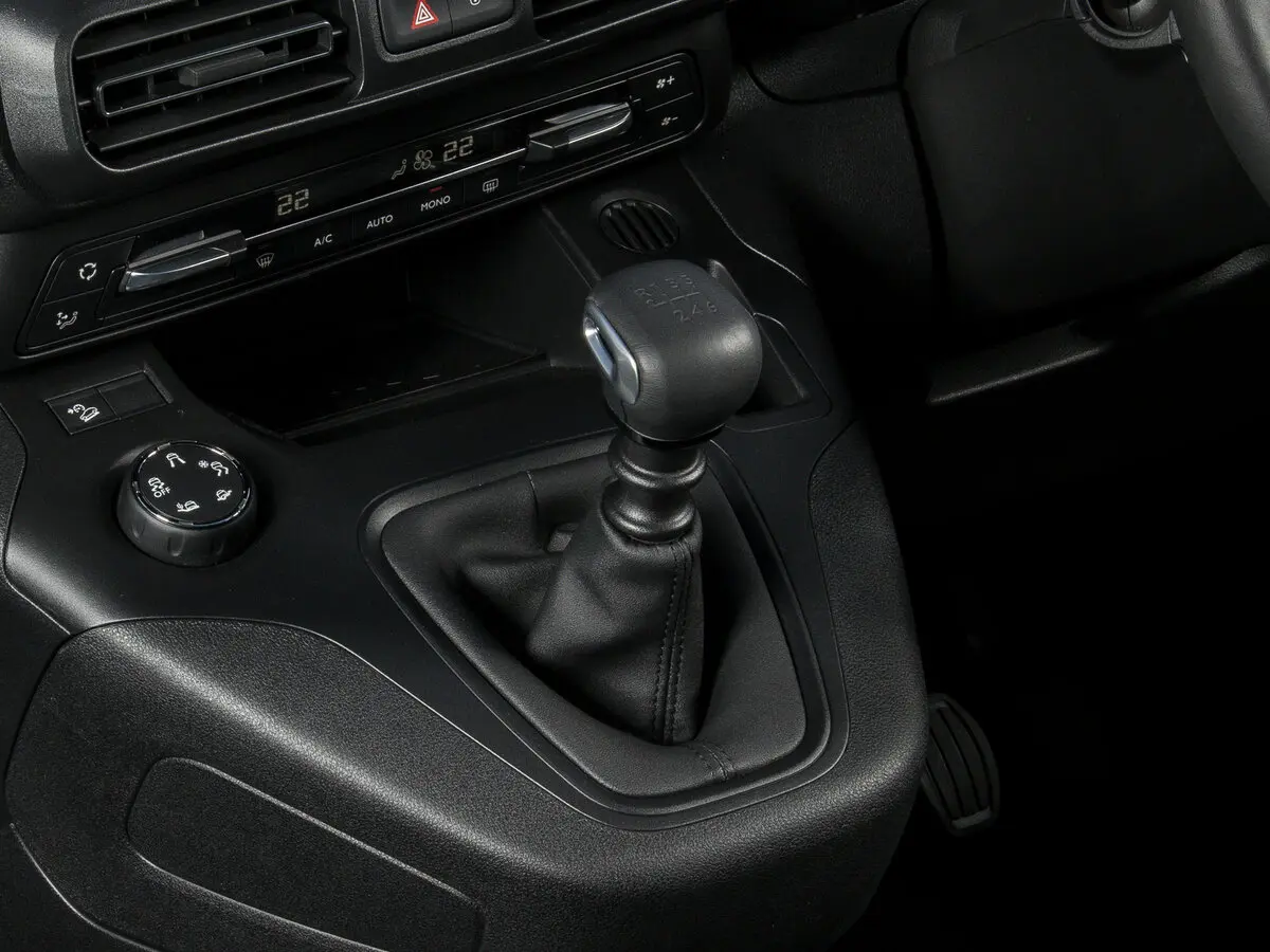 Vauxhall Combo E Компактвэн XL — photo 11