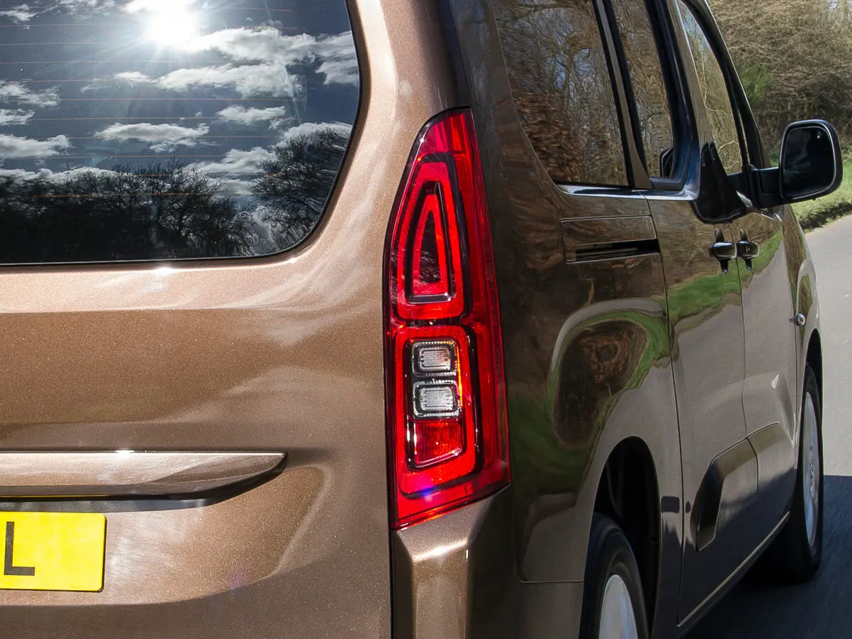 Vauxhall Combo E Компактвэн XL — photo 14