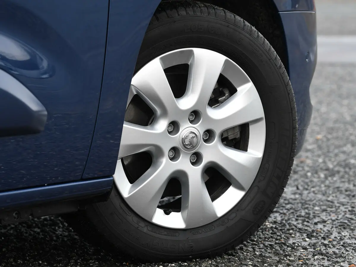 Vauxhall Combo E Компактвэн XL — photo 17