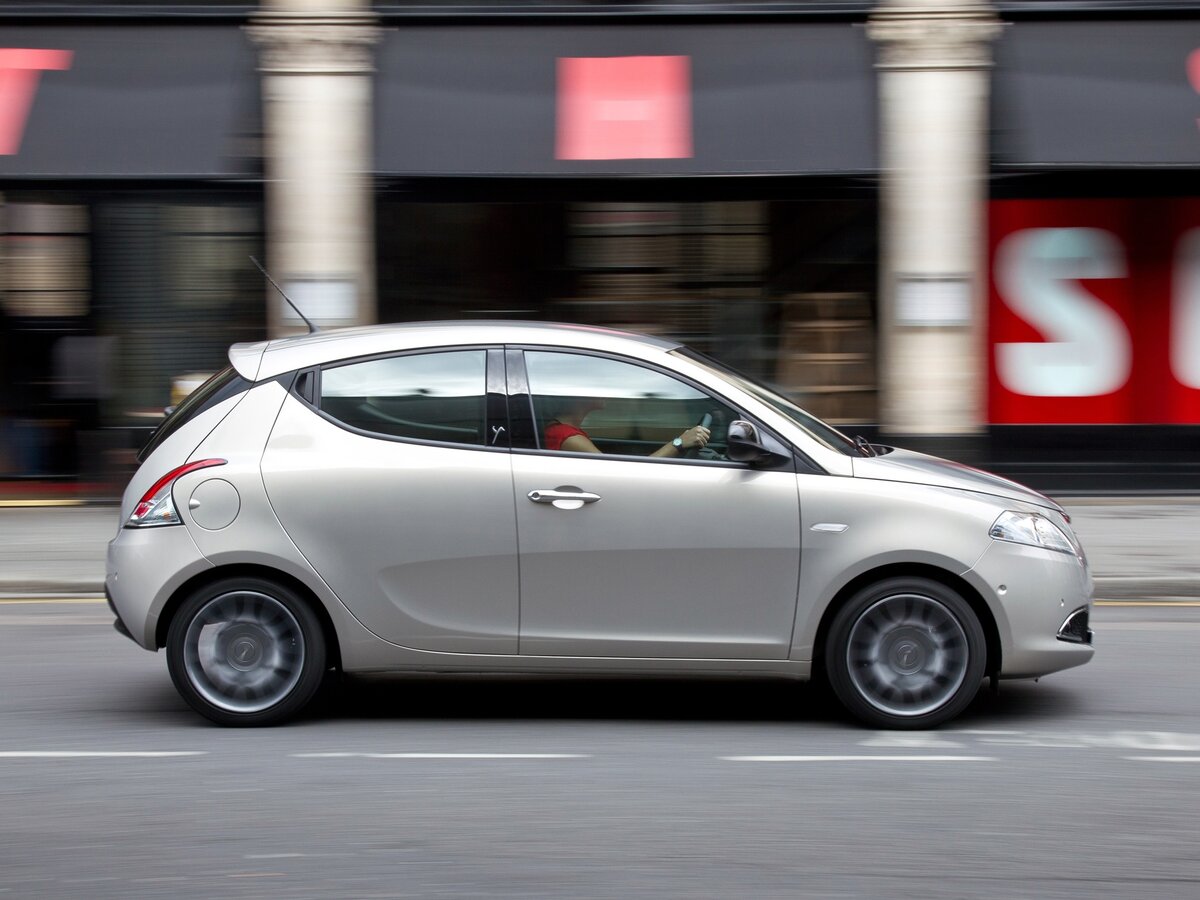Chrysler Ypsilon 2011 – 2017 Хэтчбек 5 дв. — фото 2