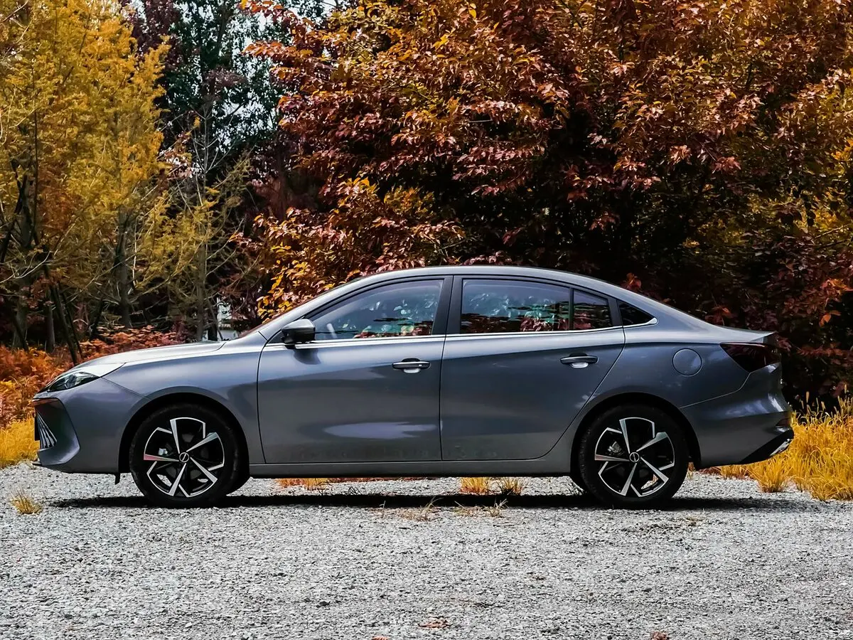 Roewe i5 I Рестайлинг 2 Седан — сүрөт 2