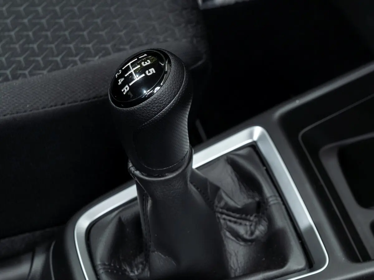 Suzuki Swift V Рестайлинг Хэтчбек 5 дв. — сүрөт 11
