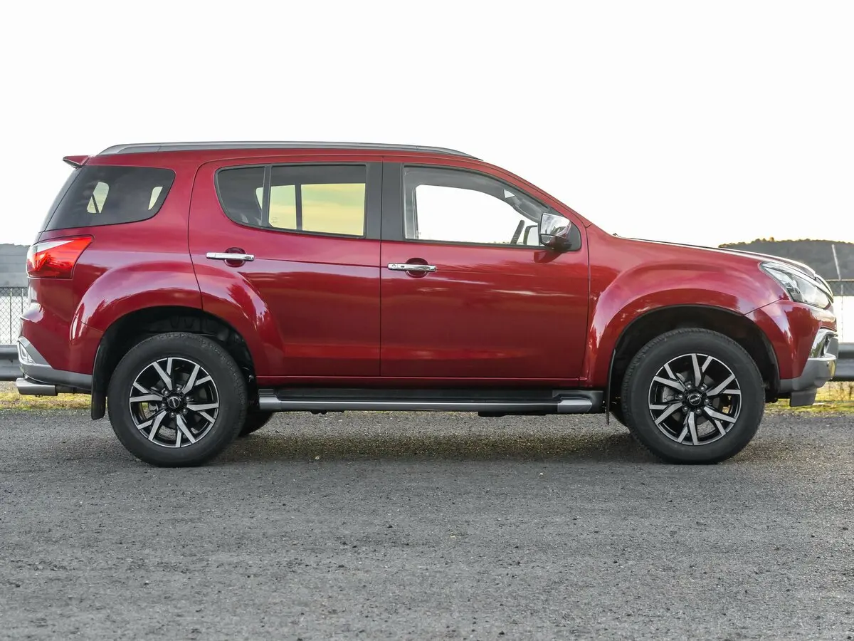 Isuzu MU-X I Рестайлинг Внедорожник 5 дв. — сүрөт 2