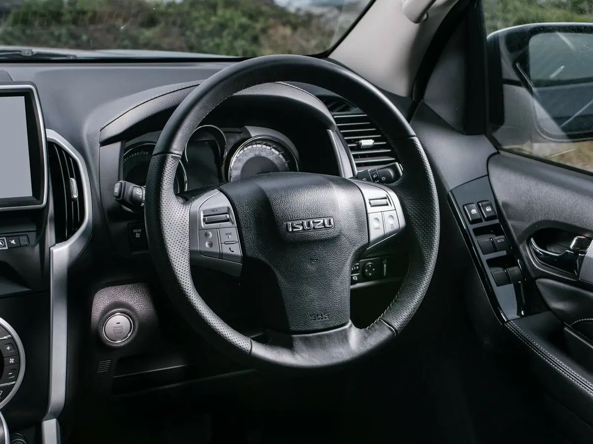 Isuzu MU-X I Рестайлинг Внедорожник 5 дв. — сүрөт 7