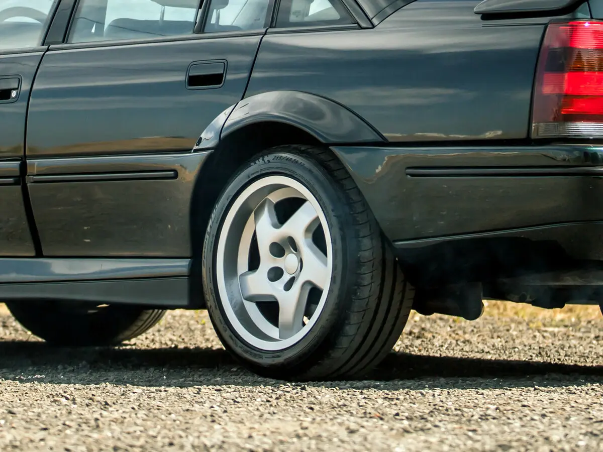 Opel Lotus Omega 1990 – 1992 Седан — photo 13