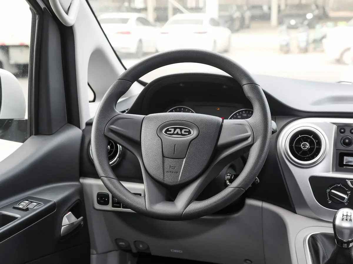 JAC Refine M3 2016 – н.в. Минивэн — photo 9
