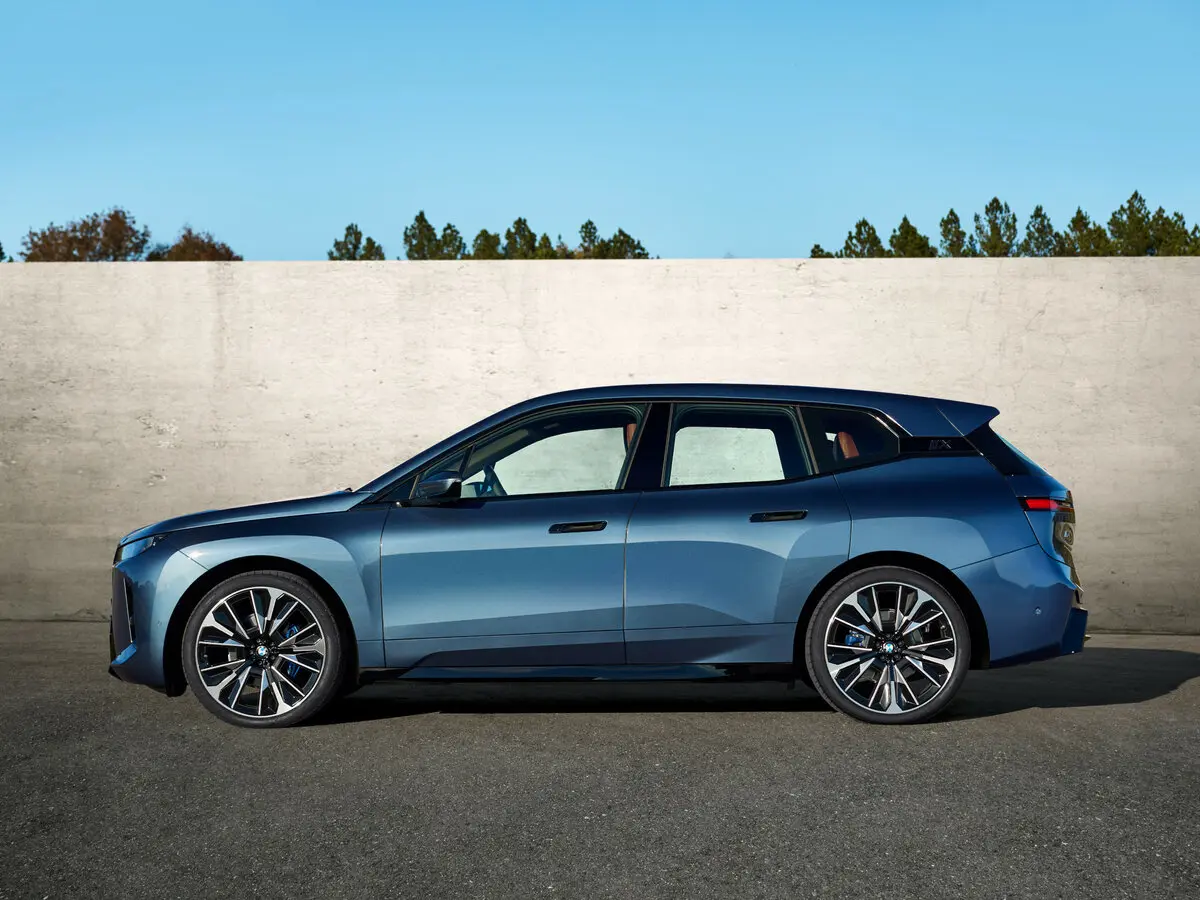 BMW iX I (I20) Рестайлинг Внедорожник 5 дв. — 照片 2