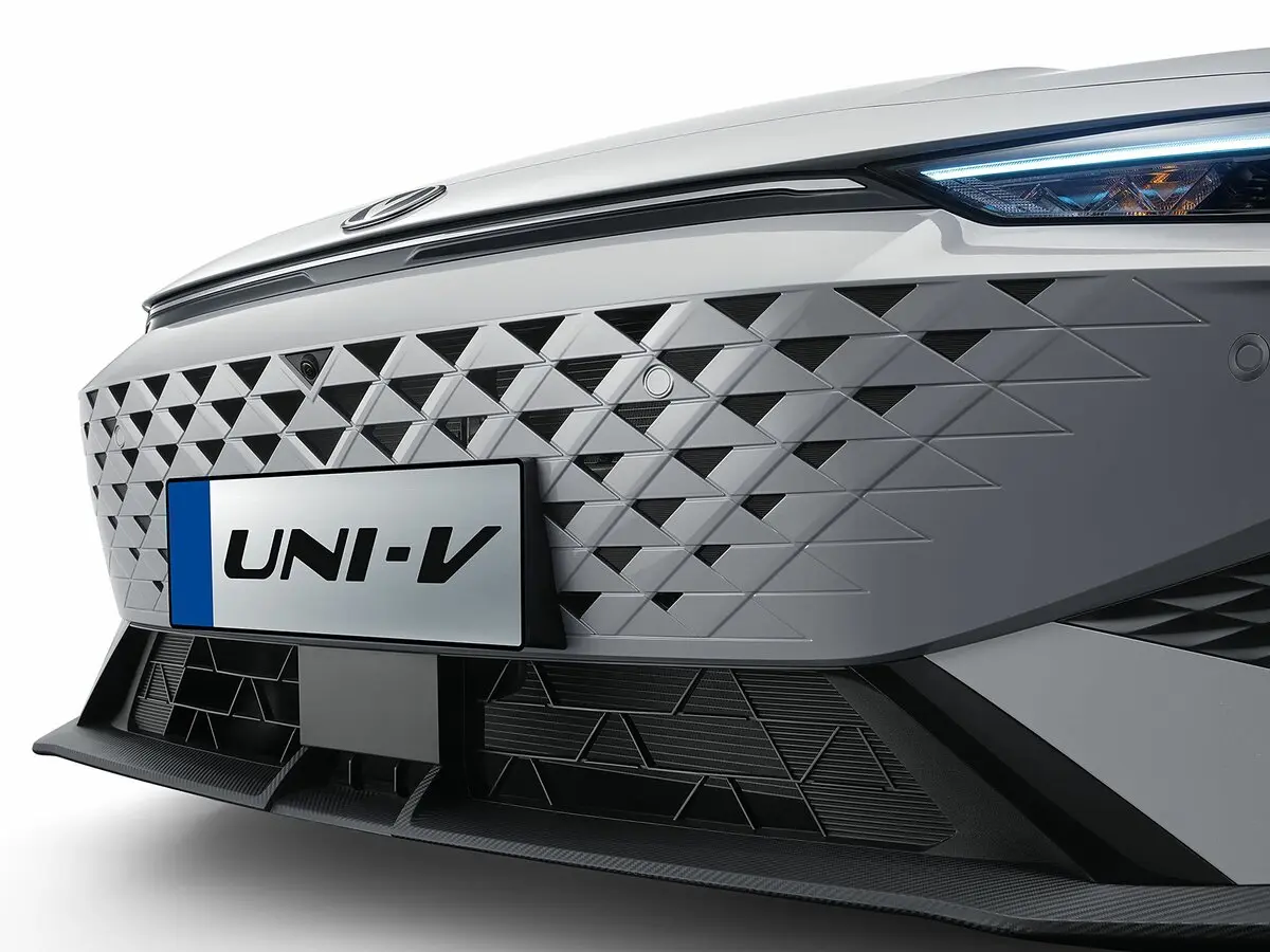 Changan UNI-V I Рестайлинг 1 Лифтбек — сүрөт 11