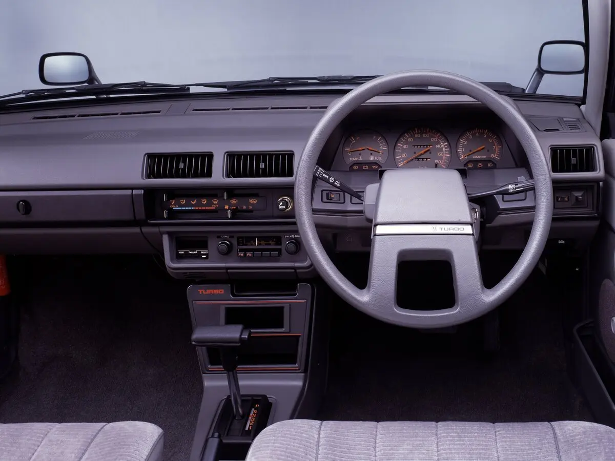 Nissan Laurel Spirit I (B11) Седан — 照片 3