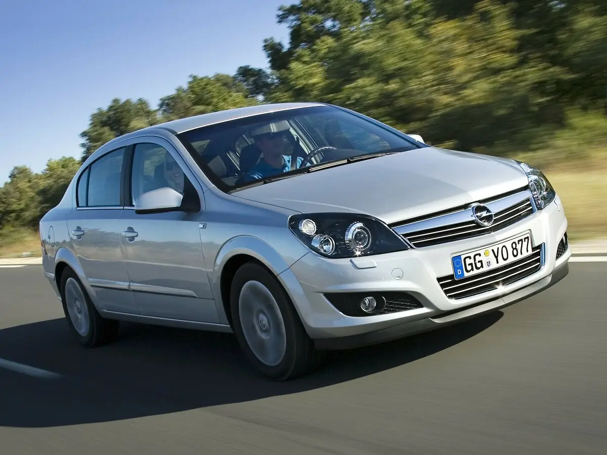 Opel Astra H Рестайлинг Седан — фото 2