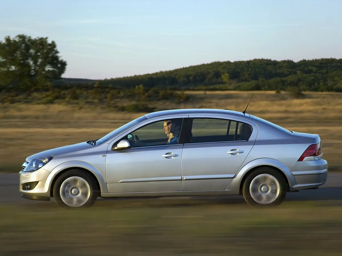 Opel Astra H Рестайлинг Седан — фото 3