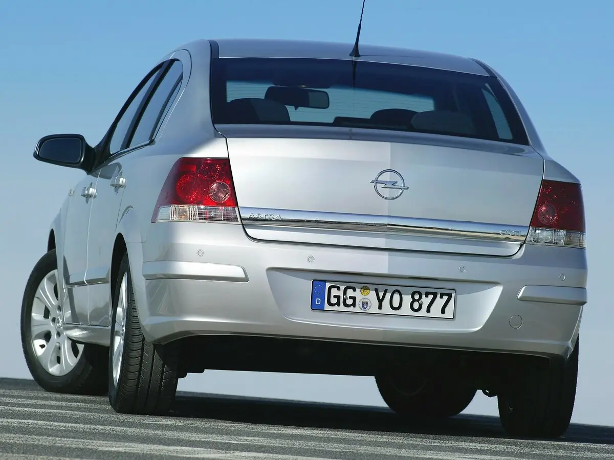 Opel Astra H Рестайлинг Седан — фото 5